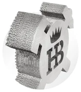 Silbernes 3D-Zahnrad mit Metallstruktur, zeigt Logo mit Krone und den Buchstaben „HB“ für Haver & Boecker Drahtweberei.